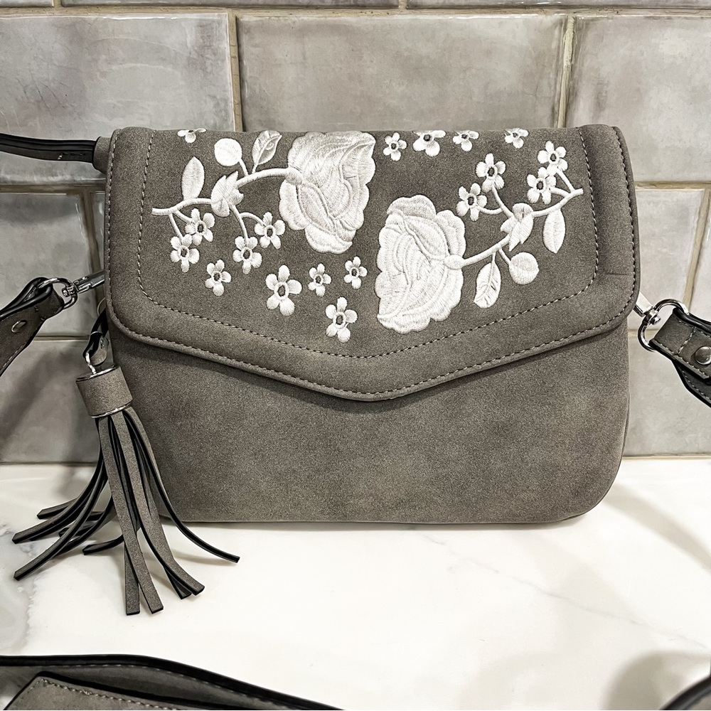 NWT Francesca’s Accessories Alana Crossbody w/ Flowers - Gray/White